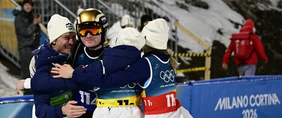 Domen Prevc (drugi slijeva)