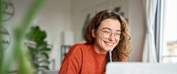 Mlada žena koristi laptop, ilustracija