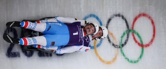 Slovački par u sanjkanju