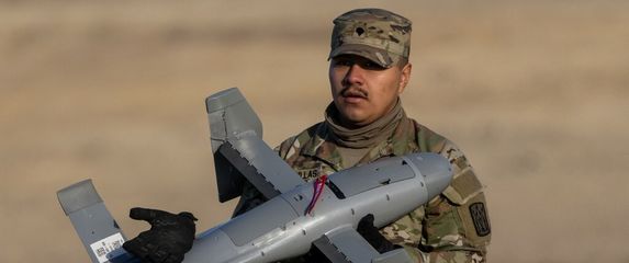 Američki vojnik nosi dron za presretanje