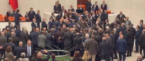 Tučnjava u turskom parlamentu - 5