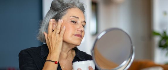 Menopauza je prirodna životna faza, ali promjene koje donosi koži često nas iznenade