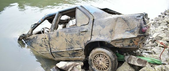 Olupina u Dunavu - 1