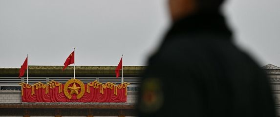 Vojnik ispred Nacionalnog muzeja Kine u Pekingu