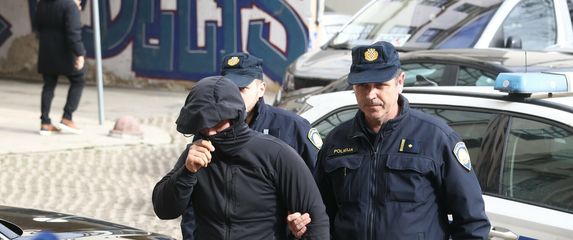 Privođenje osumnjičenih za krijumčarenje oružja i droge - 3