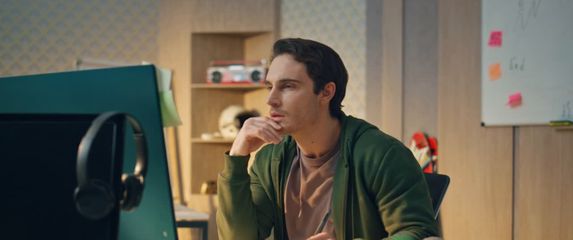 Razmišljanje pred stolnim računalom