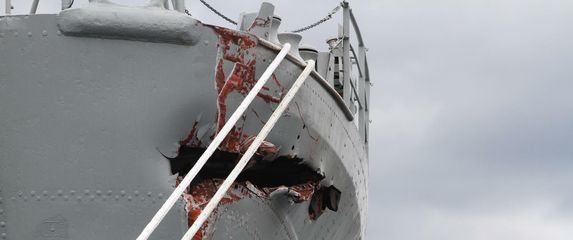 Rupa na pramcu broda Galeb nakon što ga je udario turski teretni brod