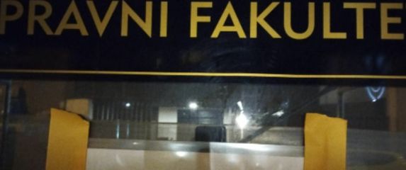 Urnebesna obavijest na vratima fakulteta