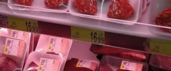 Polica u trgovini s mesnim proizvodima u obliku srca