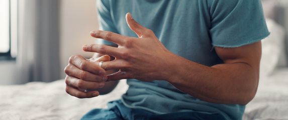 Muškarac skida prsten