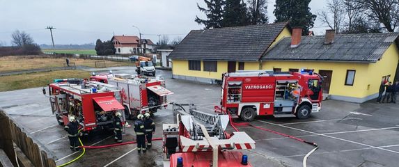 Izbio požar na krovu sale