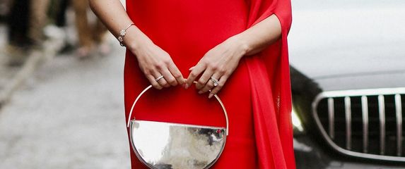 Haljine u jarkoj nijansi crvene boje bit će hit