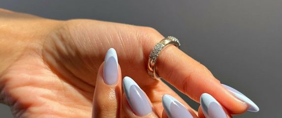 Svjetloplava francuska manikura izgleda divno