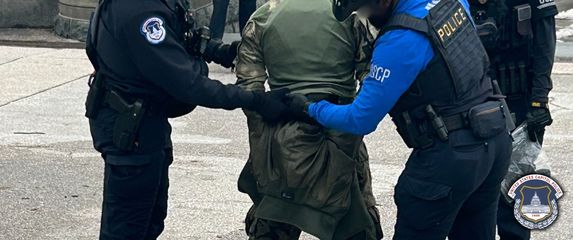 Naoružan sačmaricom potrčao prema Kapitolu: Policija otkrila što je pronašla u njegovu vozilu