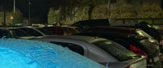 Automobil prepun plavih papirića na parkiralištu u Oroslavlju