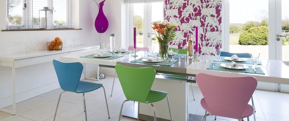 Stolci različite boje u kuhinji i blagovaonici - 9