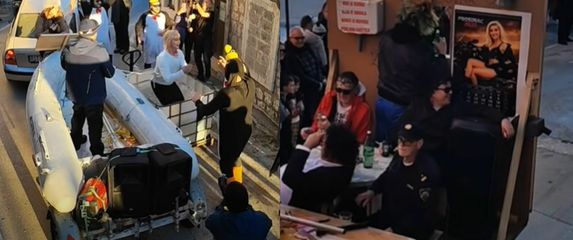 Urnebesne snimke povorke u Dalmaciji