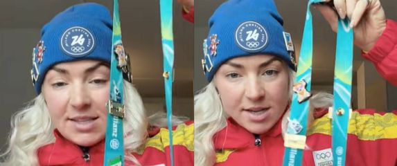 Španjolska klizačica koja pokazuje značke s Olimpijskih igara