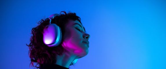 Djevojka sa slušalicama, ilustracija