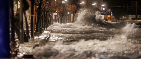 Olujno jugo i plima u Kaštelima