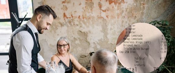 Konobar kako poslužuje ljude i račun iz restorana