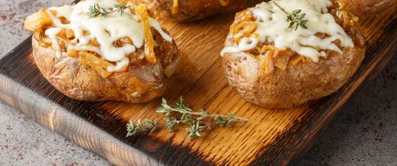 Kumpir s francuskom juhom od luka