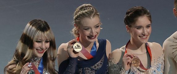 Amber Glenn, Alysa Liu i Isabeau Levito - 3