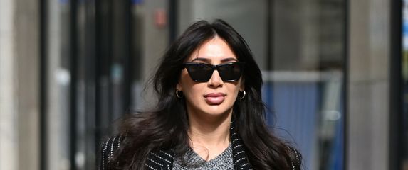 Zagrebačko izdanje u mini suknji na pruge