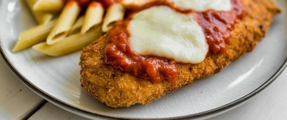 Pohano meso zapečeno s umakom od rajčice i sirom