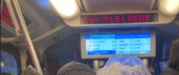 Muškarac sa svinjom preko ramena u tramvaju