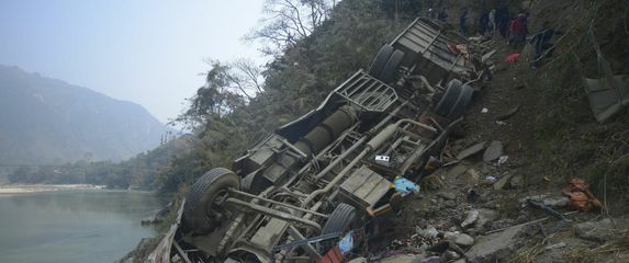 Autobus sletio u provaliju