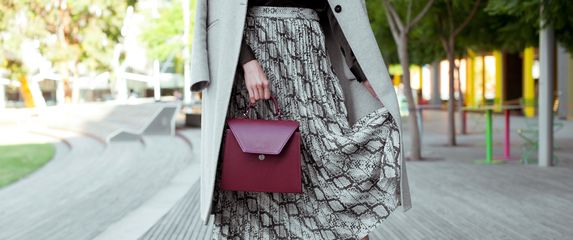 Žena u suknji s uzorkom