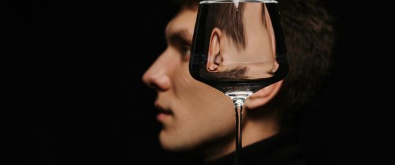 Psihopat i njegova lica u odrazu čaše