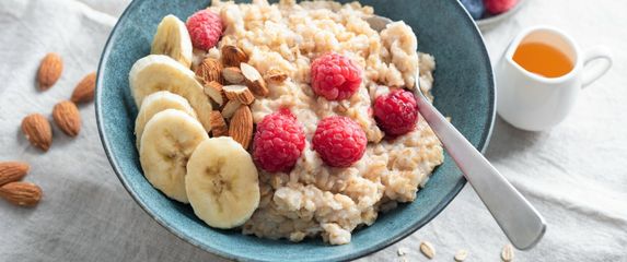 Zobena kaša s malinama i bademima doručak je koji obiluje prehrambenim vlaknima
