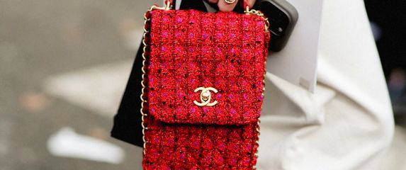 Jarka i vibrantna nijansa crvene boje jedan je od proljetnih trendova