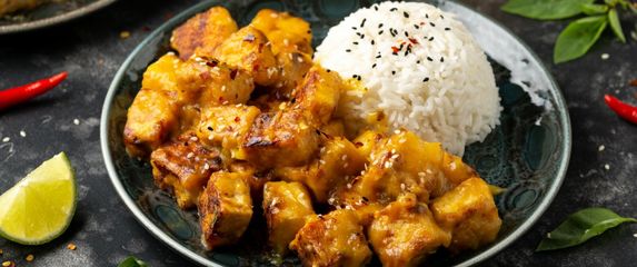 Hrskavi tofu s kuhanom rižom