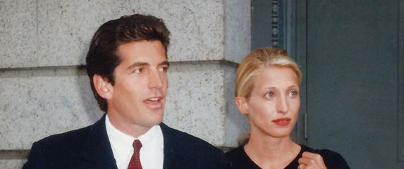 JFK Jr. i Carolyn Bessette 1996. nakon povratka s medenog mjeseca