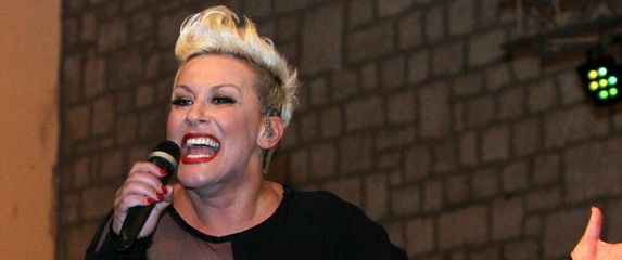 Indira Levak u grupi Colonia