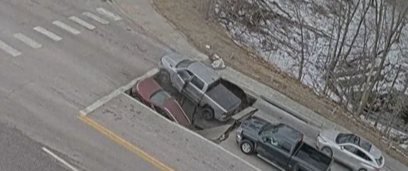 Rupa progutala dva automobila - 4