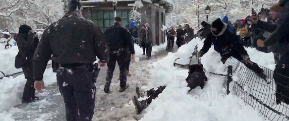 Policija na grudanju u New Yorku