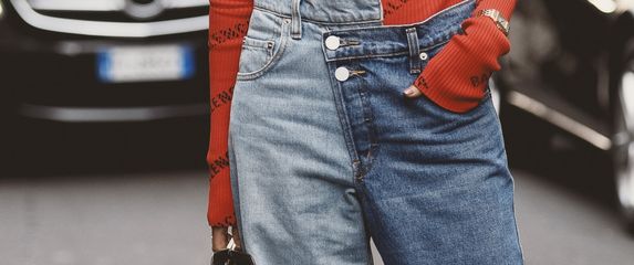 Topovi dugih rukava i traperice savršen su par