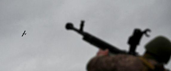 Puška i dron, ilustracija