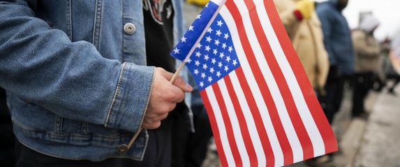 Američka zastava okrenuta naopako na prosvjed protiv ICE-a