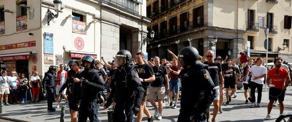 Policija i navijači u Madridu