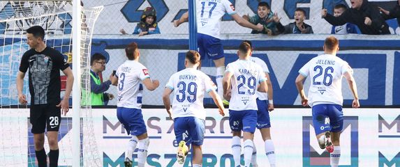 Arnel Jakupović i igrači Osijeka slave pogodak