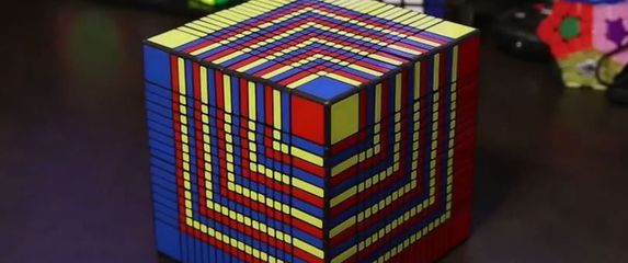Ovo morate vidjeti: Za slaganje najveće Rubikove kocke na svijetu trebalo je 7,5 sati!