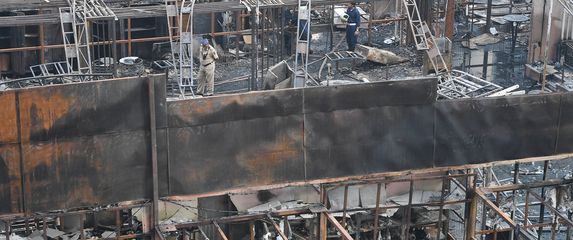 Izgorjeli restoran u Mumbaiju (Foto: AFP)
