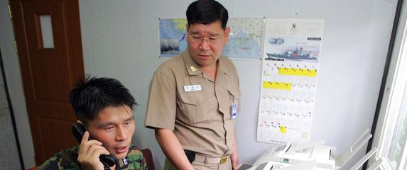 Južnokorejski vojnik na telefonu (Foto: AFP)