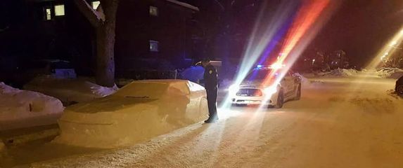 Policajce je umjesto nepropisno parkiranog vozila dočekao snjegović (FOTO: Facebook/Maxime Tot)