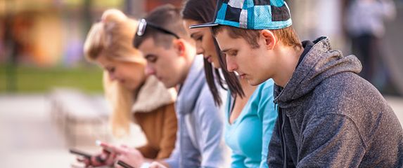 Tinejdžeri na mobitelu (Ilustracija: Gulliver/Thinkstock)